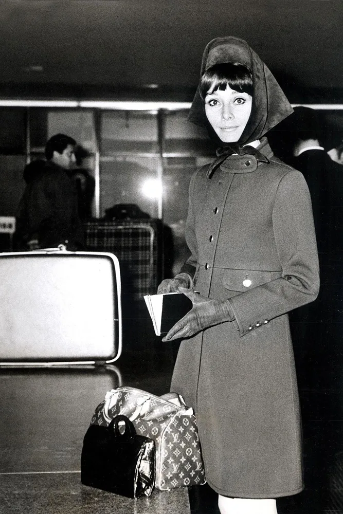 Túi LV Speedy hình trắng đen của Audrey Hepburn