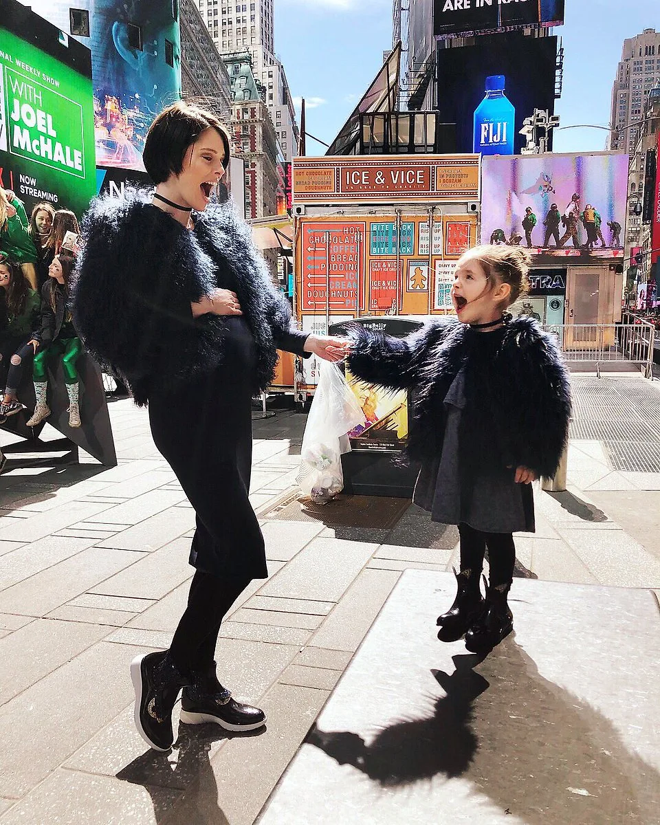 Coco Rocha và Ioni Conran dạo phố