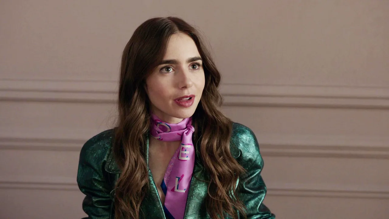 Lily Collins đeo khăn lụa màu hồng trong Emily In Paris