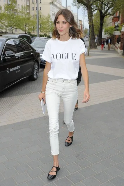 Alexa Chung mặc quần jeans nữ trắng quan-jeans-nu-trang-alexa-chung