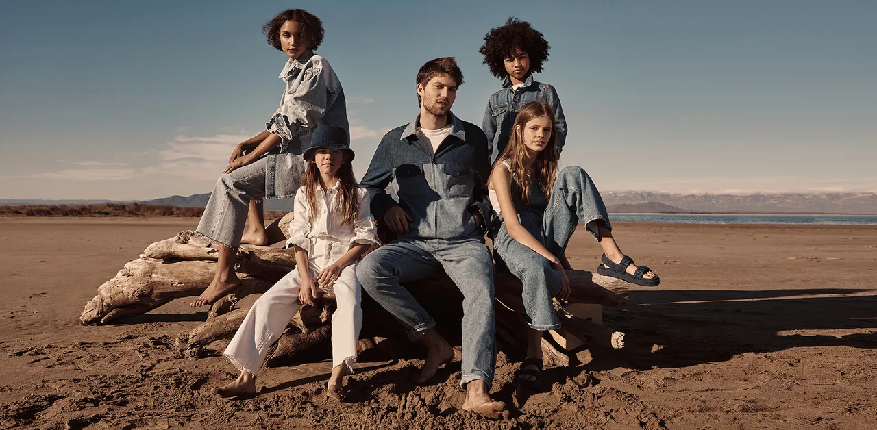 nhóm bạn mặc trang phục denim mango