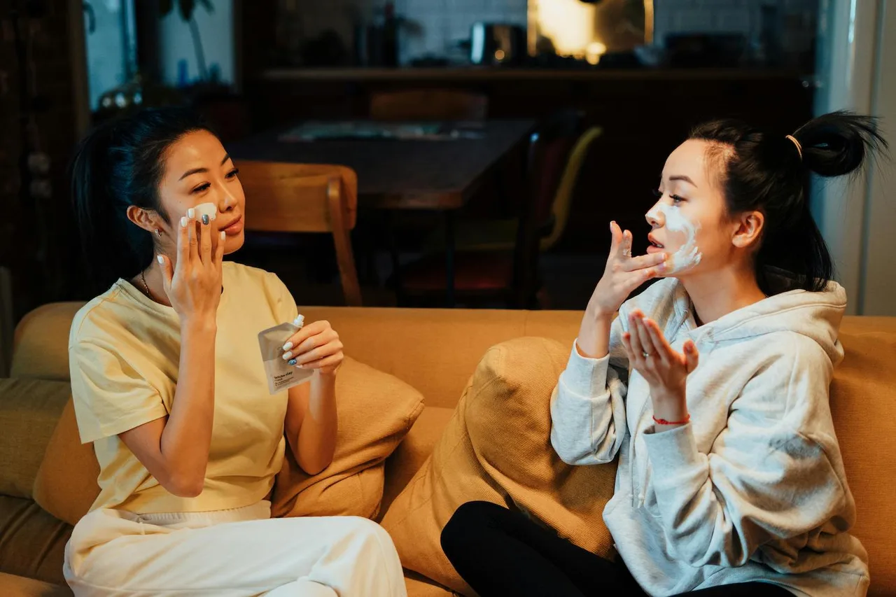 Hai cô gái đang thoa sản phẩm treatment trong quy trình skincare tại nhà