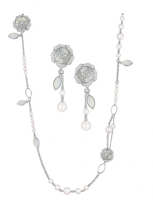 Mẫu vòng cổ Bouton de Camélia với điểm nhấn là bông hoa trà bằng xà cừ kết nối với những viên ngọc trai và kim cương. Hoa tai Bouton de Camélia được chế tác với viên ngọc trai, kim cương và xà cừ.