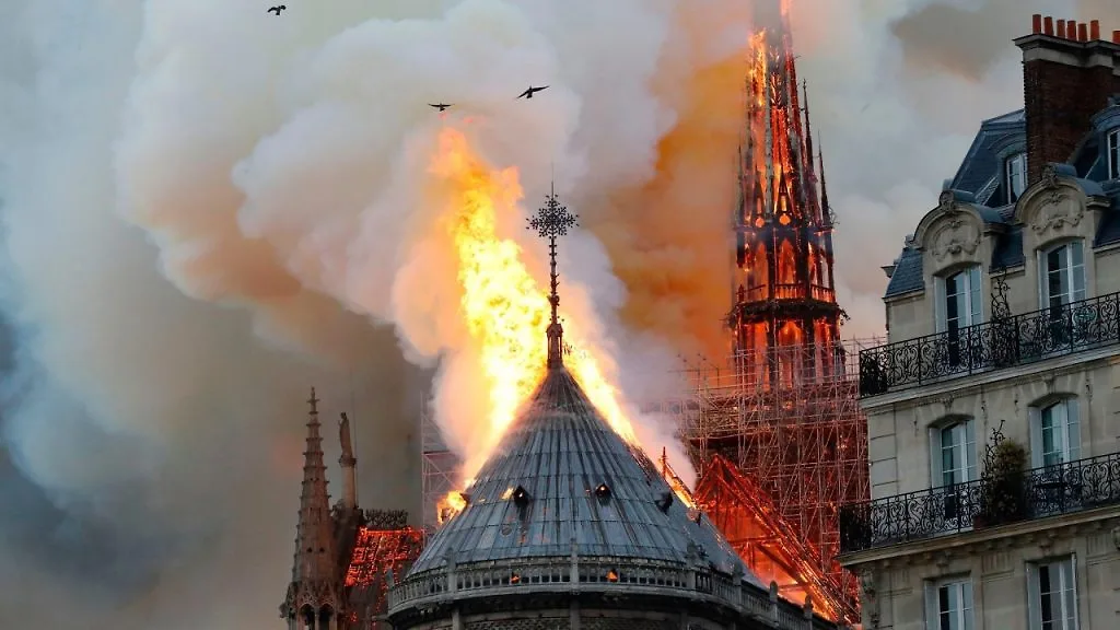 nhà thiết kế chia sẻ vụ cháy ở notre dame 2