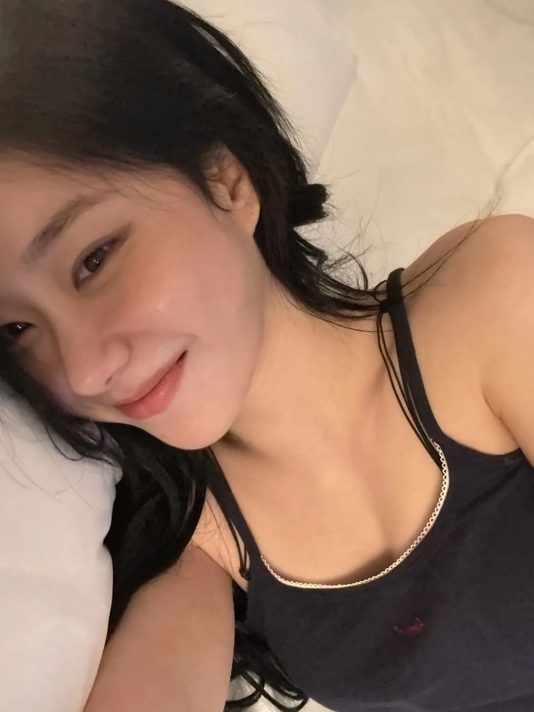 Chaeryeong selfie mặt mộc, cười tươi, mặc áo đen, Azelaic acid