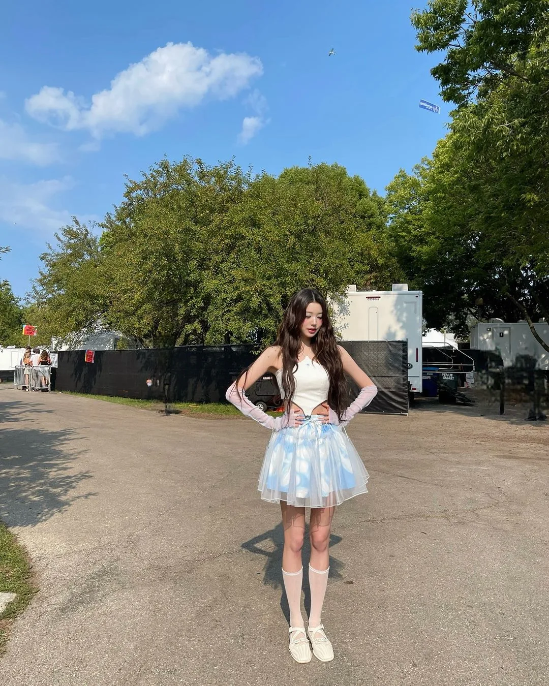 Wonyoung diện chân váy bồng