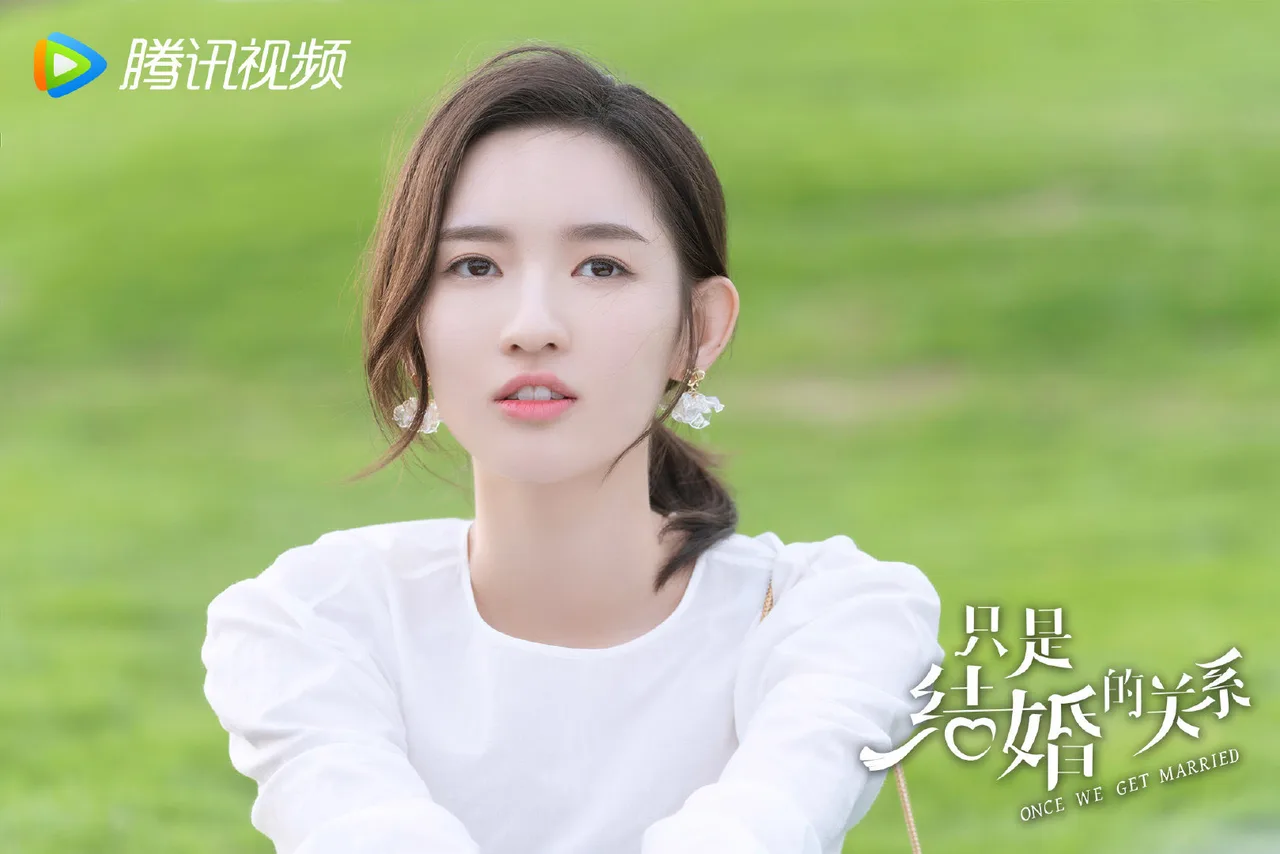 Đôi môi ửng hồng tự nhiên là nét đặc trưng của cô nàng. Đôi môi ửng hồng tự nhiên là nét đặc trưng của cô nàng.