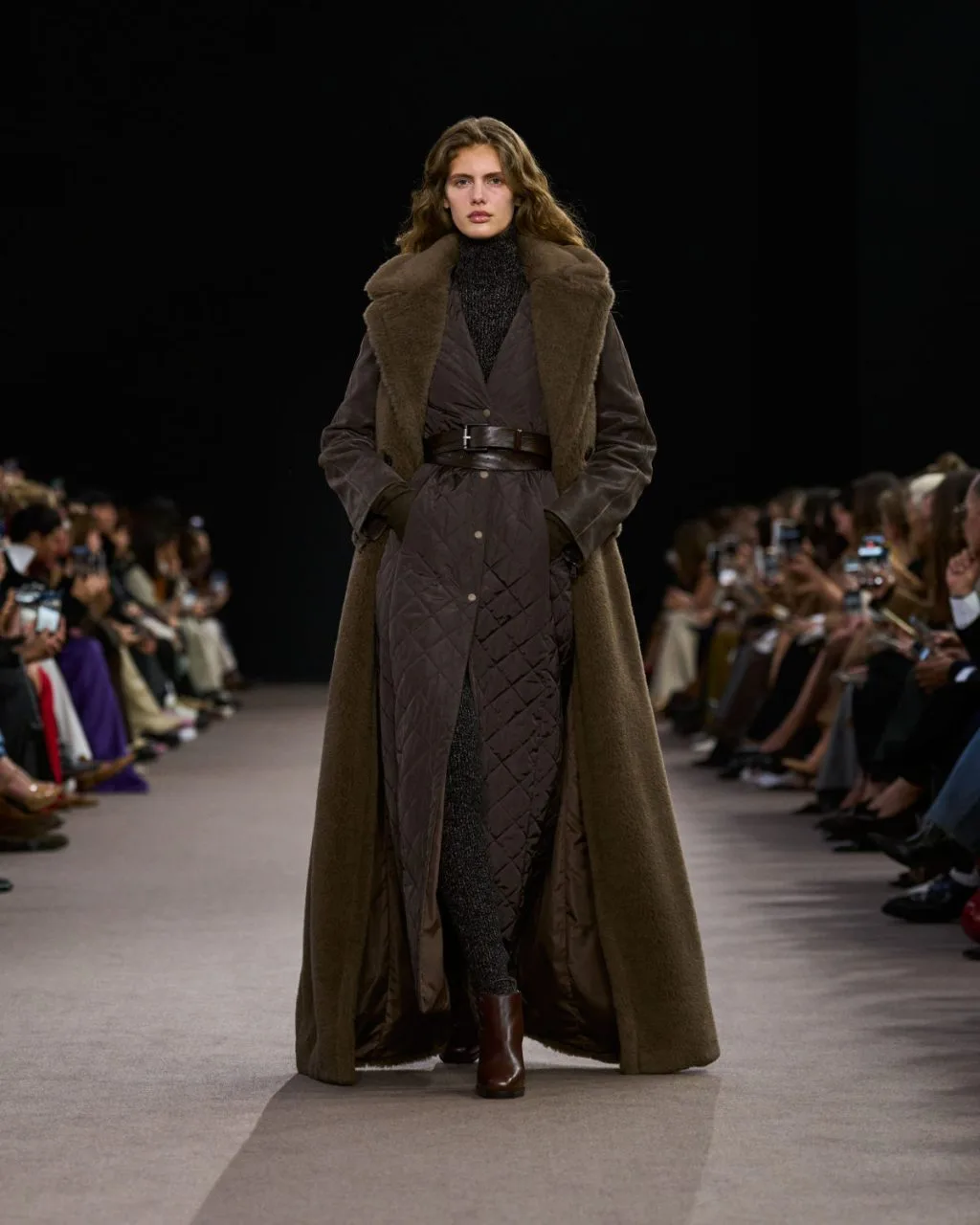 Gile tông nâu mang hơi ấm vintage giữa sàn runway thời trang.