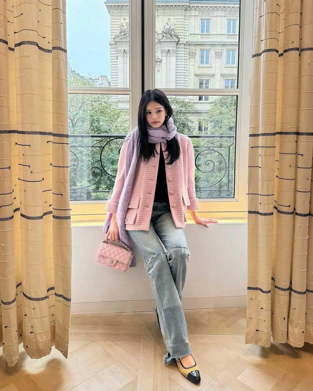 Ally Achiraya diện áo khoác hồng pastel