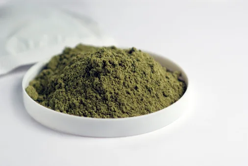 lá cây henna được xem là một loại màu tự nhiên có khả năng khiến tóc bạn trở nên bóng khỏe và óng ả hơn