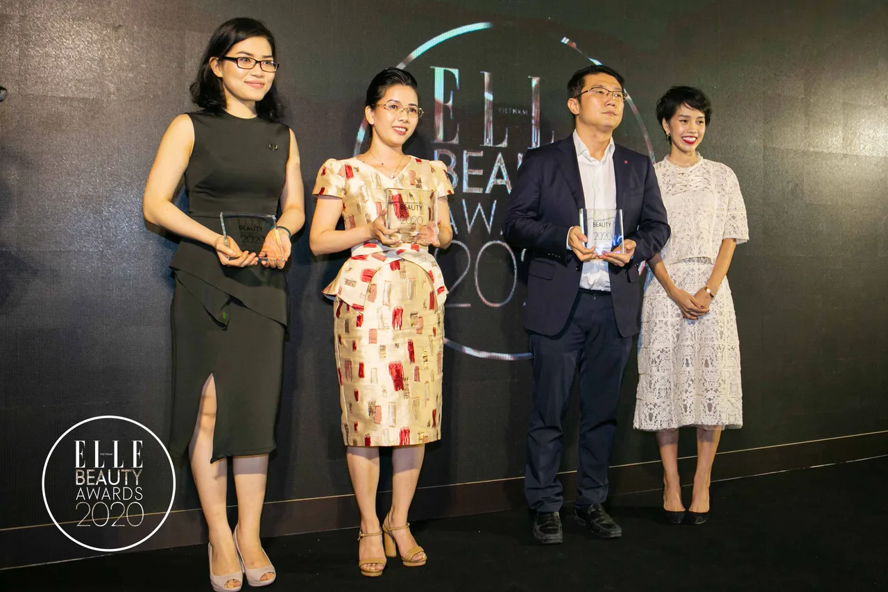 ELLE Beauty Awards 2020 Bà Nicky Khánh Ngọc trao giải thưởng thuộc hạng mục Editor's Choice