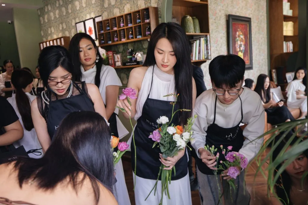 Hush & Hush Hoạt động cắm hoa DIY Flower Kissing Ball