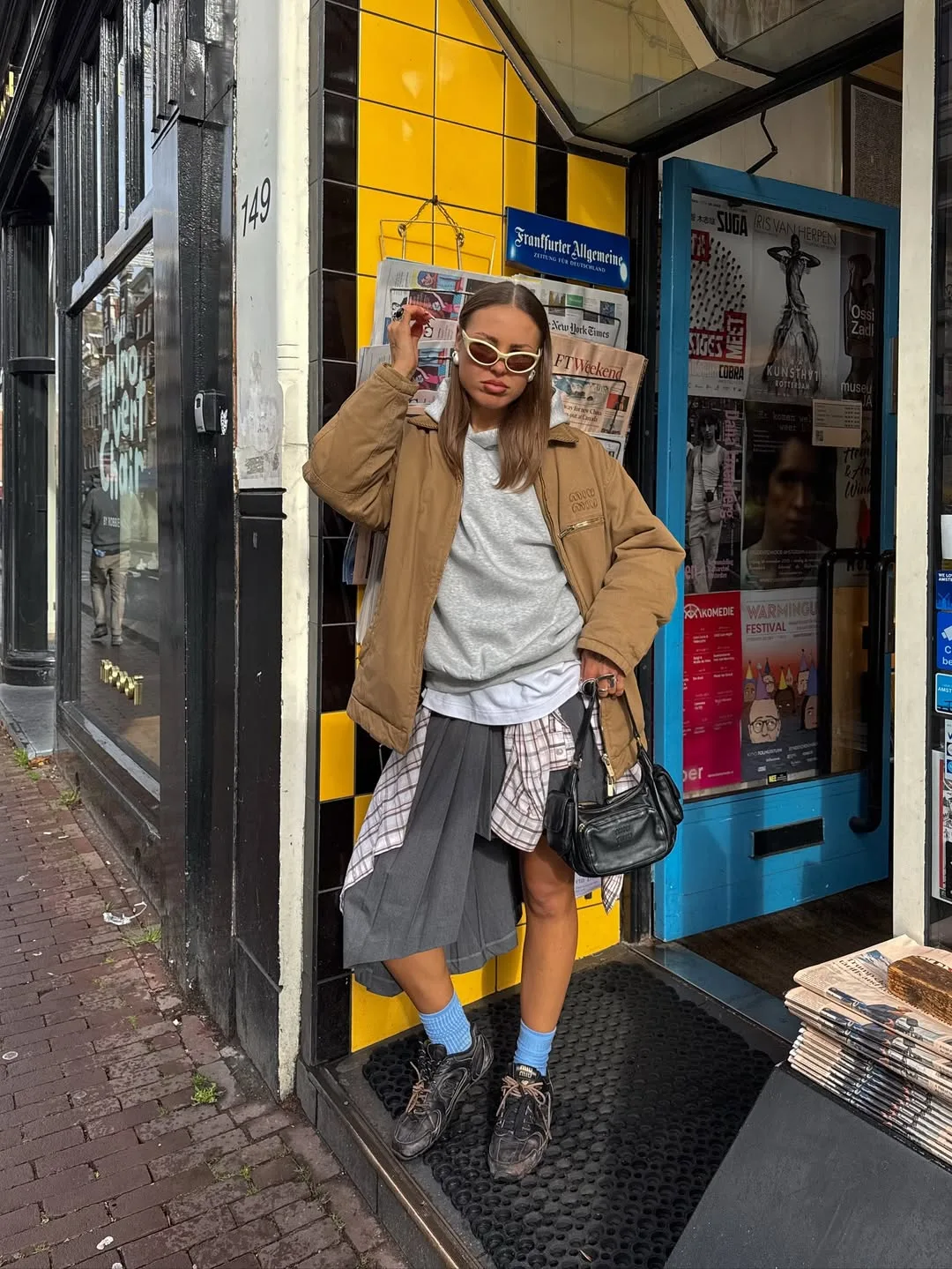 Kỹ thuật xếp lớp layer phức tạp tạo hiệu ứng thị giác mạnh mẽ cho tổng thể outfit.