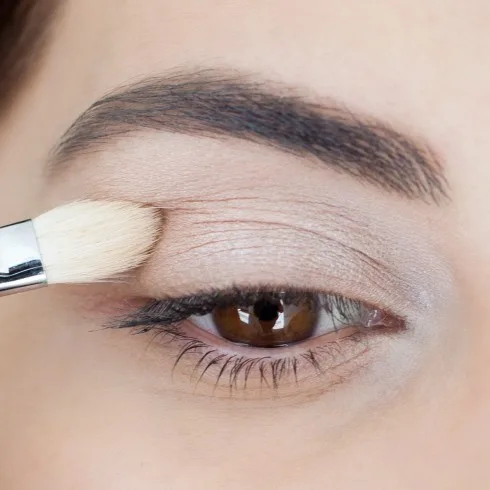 Trang điểm mắt khói đẹp với tông nâu bước 1