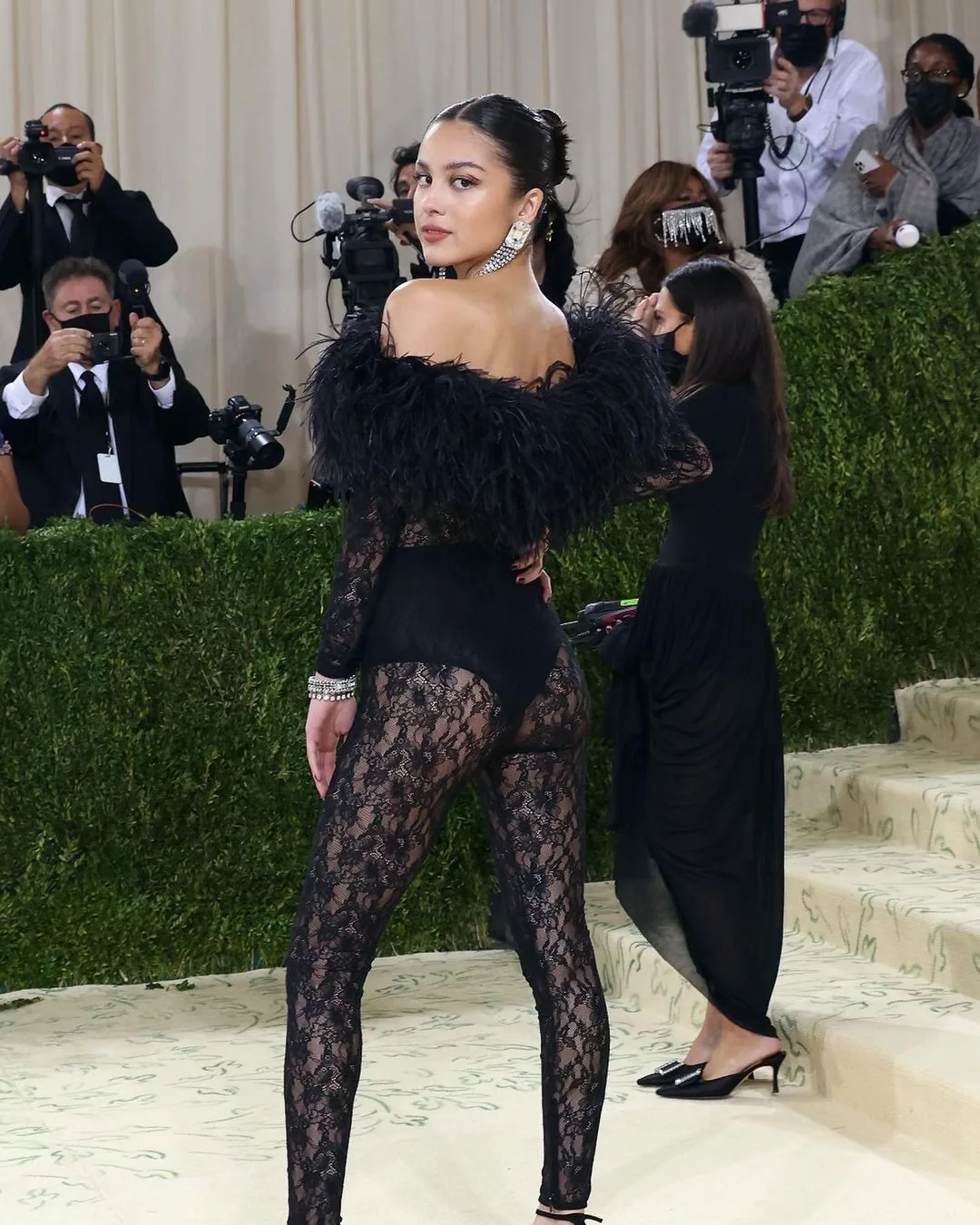 Bodysuit ren phong cách gothic chic