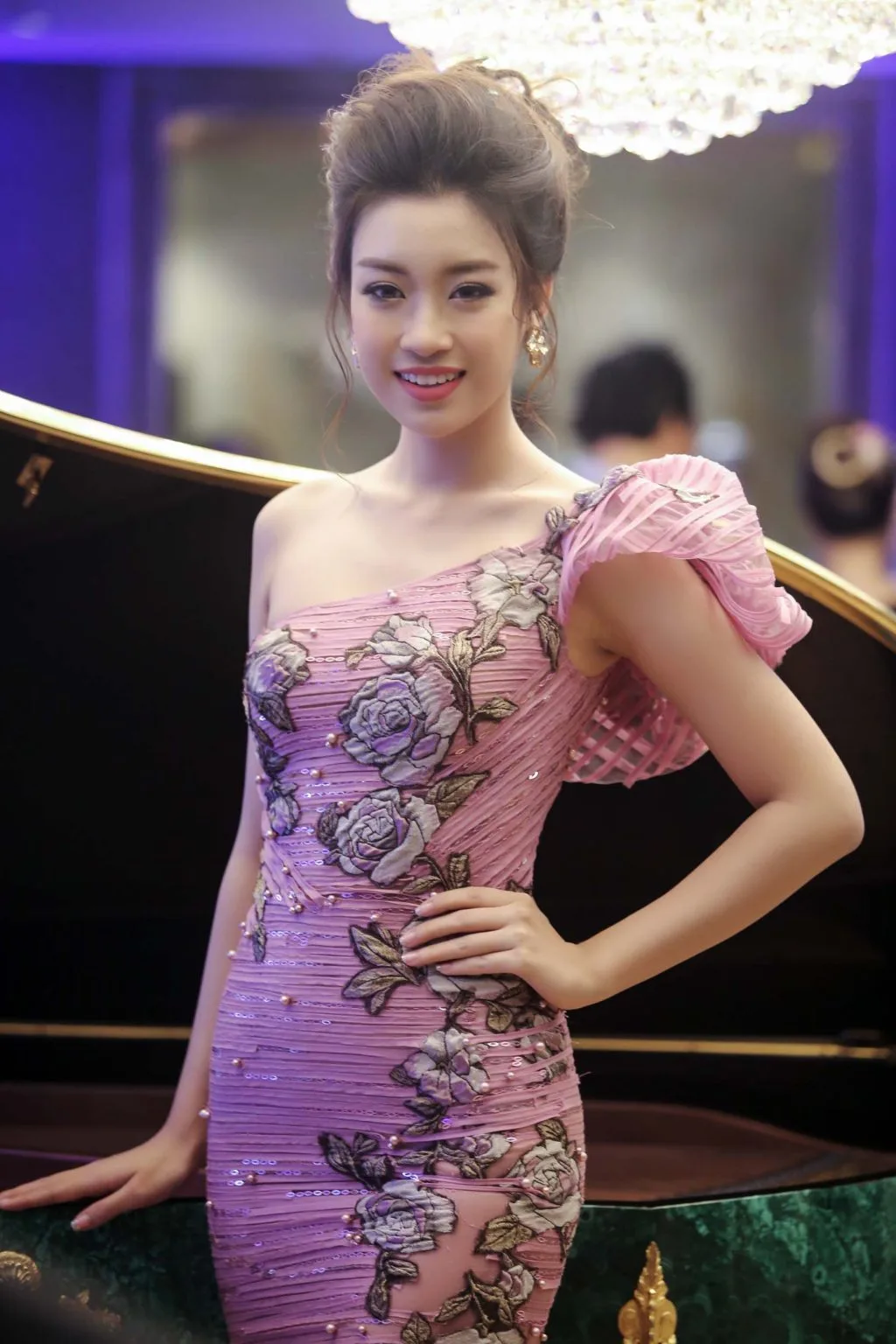 Hồng Nhung, Lệ Quyên đọ giọng trên sân khấu - 02