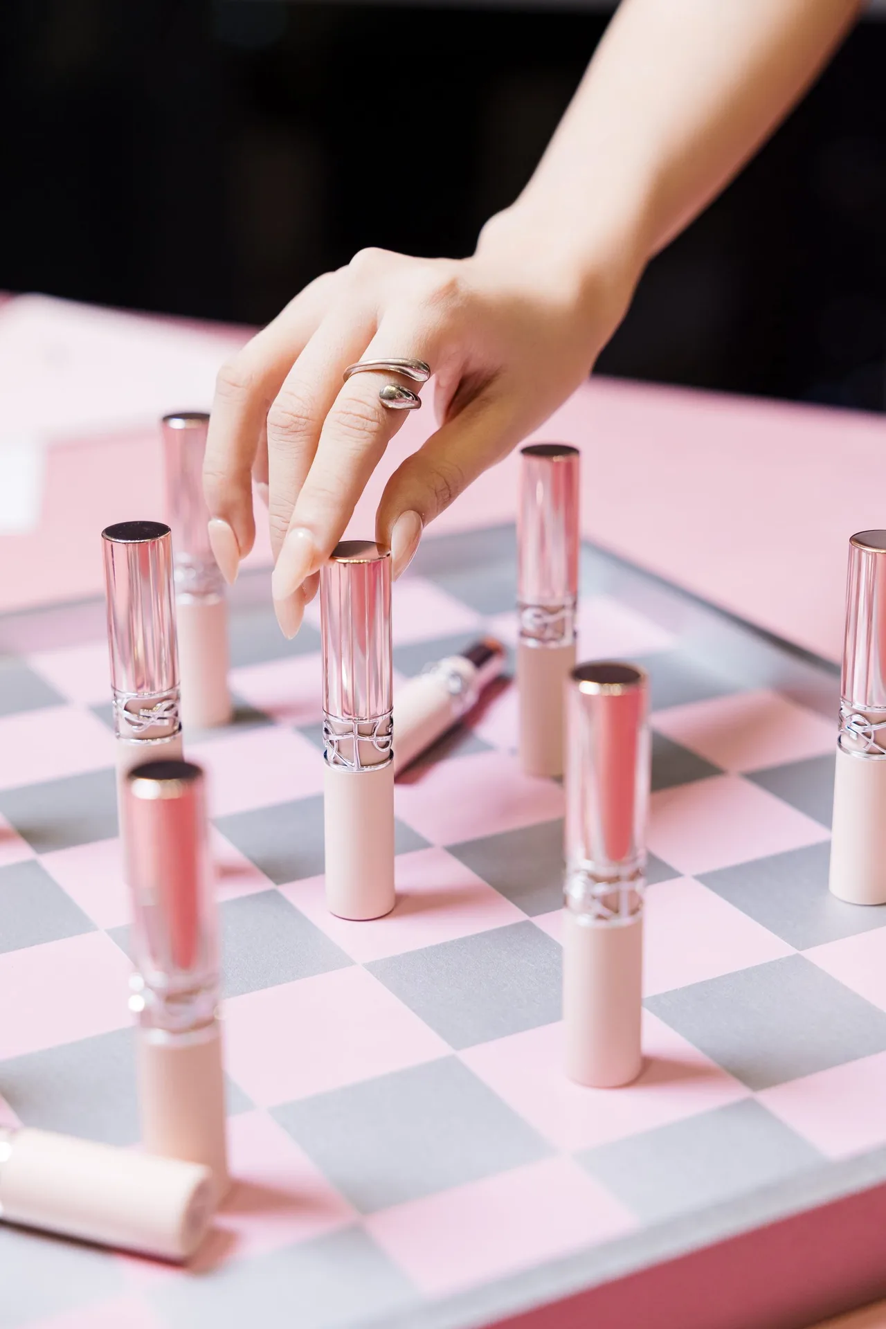 bàn tay cầm thỏi son ysl