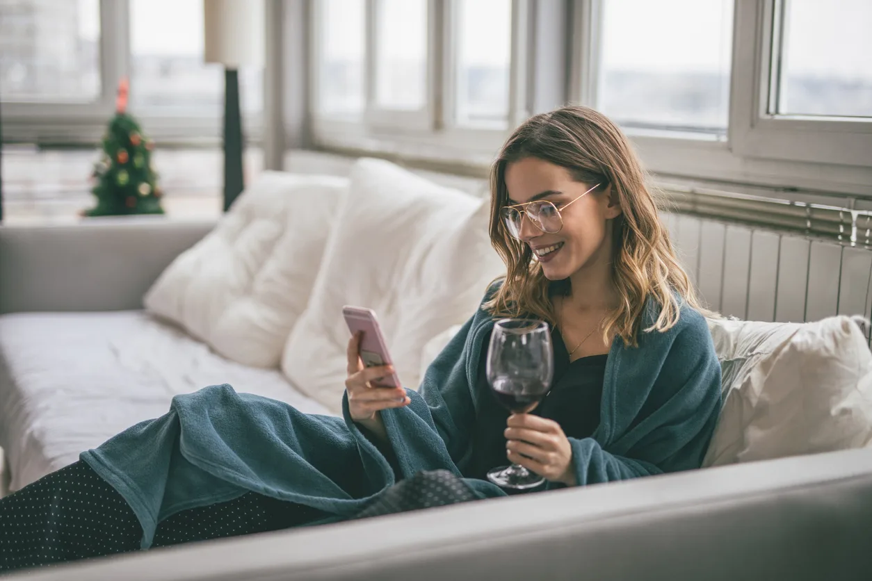 cách ly cô gái video call uống rượu vang