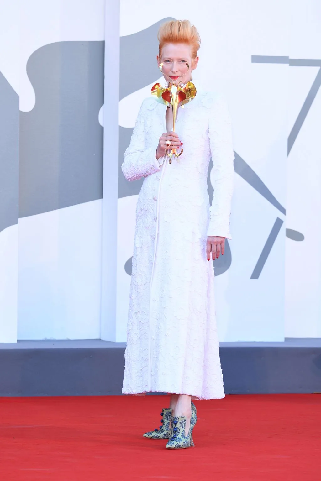 Tilda Swinton cùng thời trang thảm đỏ venice