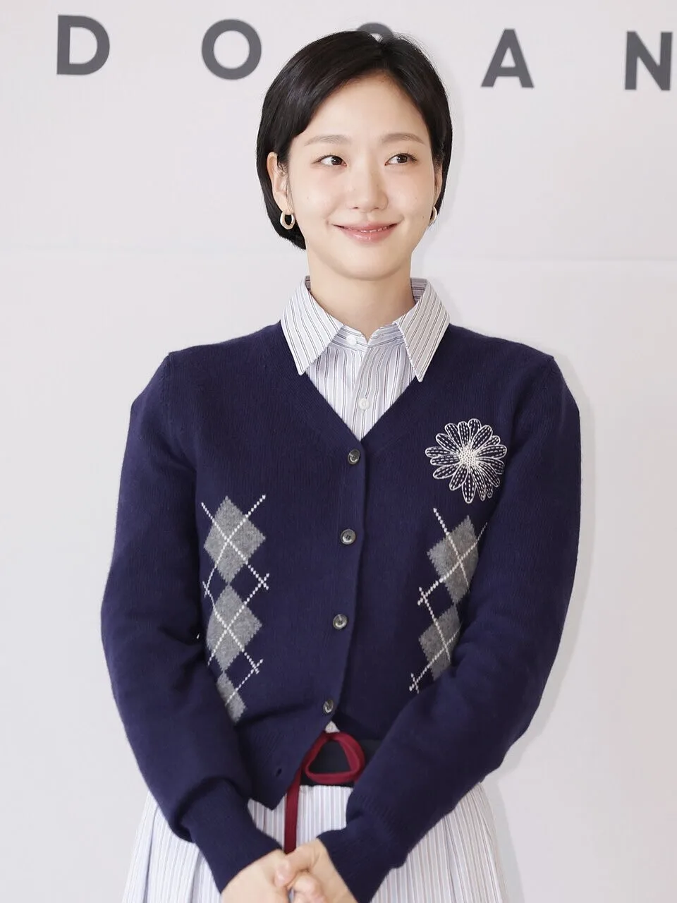 phụ kiện khuyên tai vòng của diễn viên kim go eun