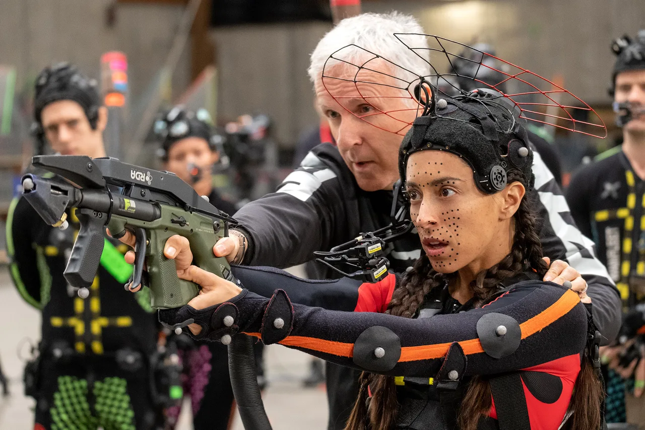 đạo diễn James Cameron cùng nữ diễn viên Oona Chaplin đang tập luyện cho cảnh trong phim.