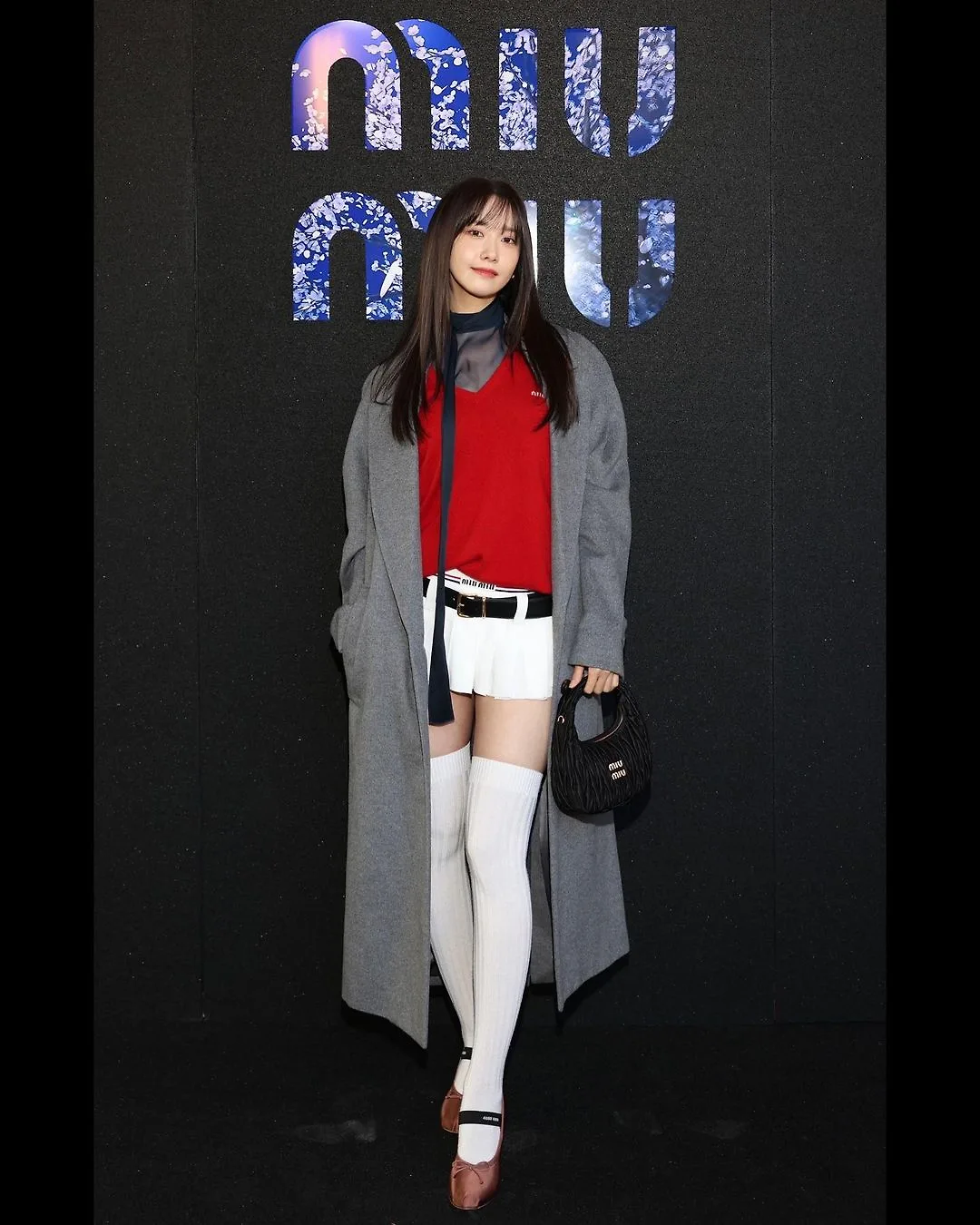 yoona__lim diện áo ghi lê len đỏ