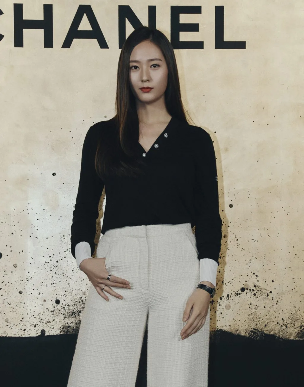 krystal jung mặc áo len tay dài màu đen và quần vải tweed trắng