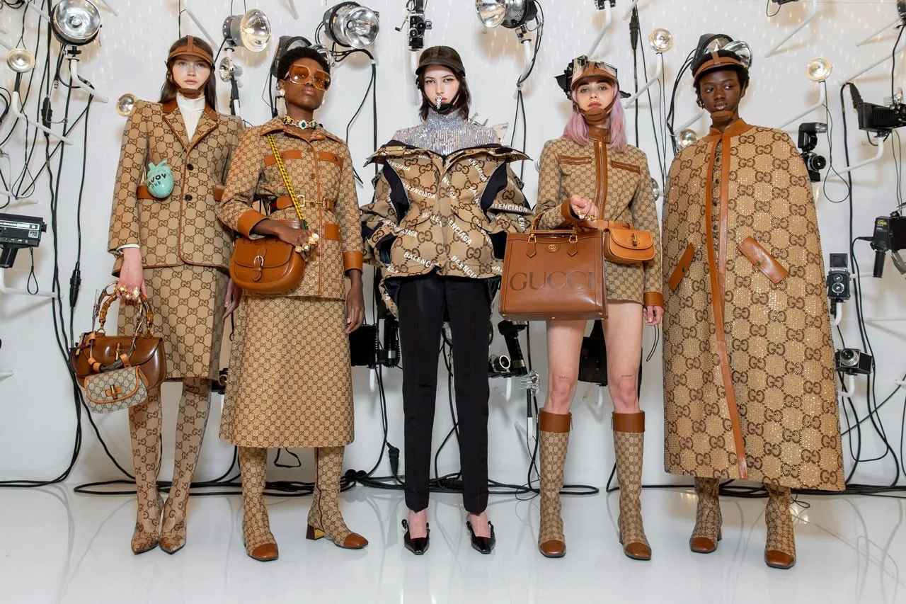 người mẫu trong trang phục monogram họa tiết gucci backstage hacking project