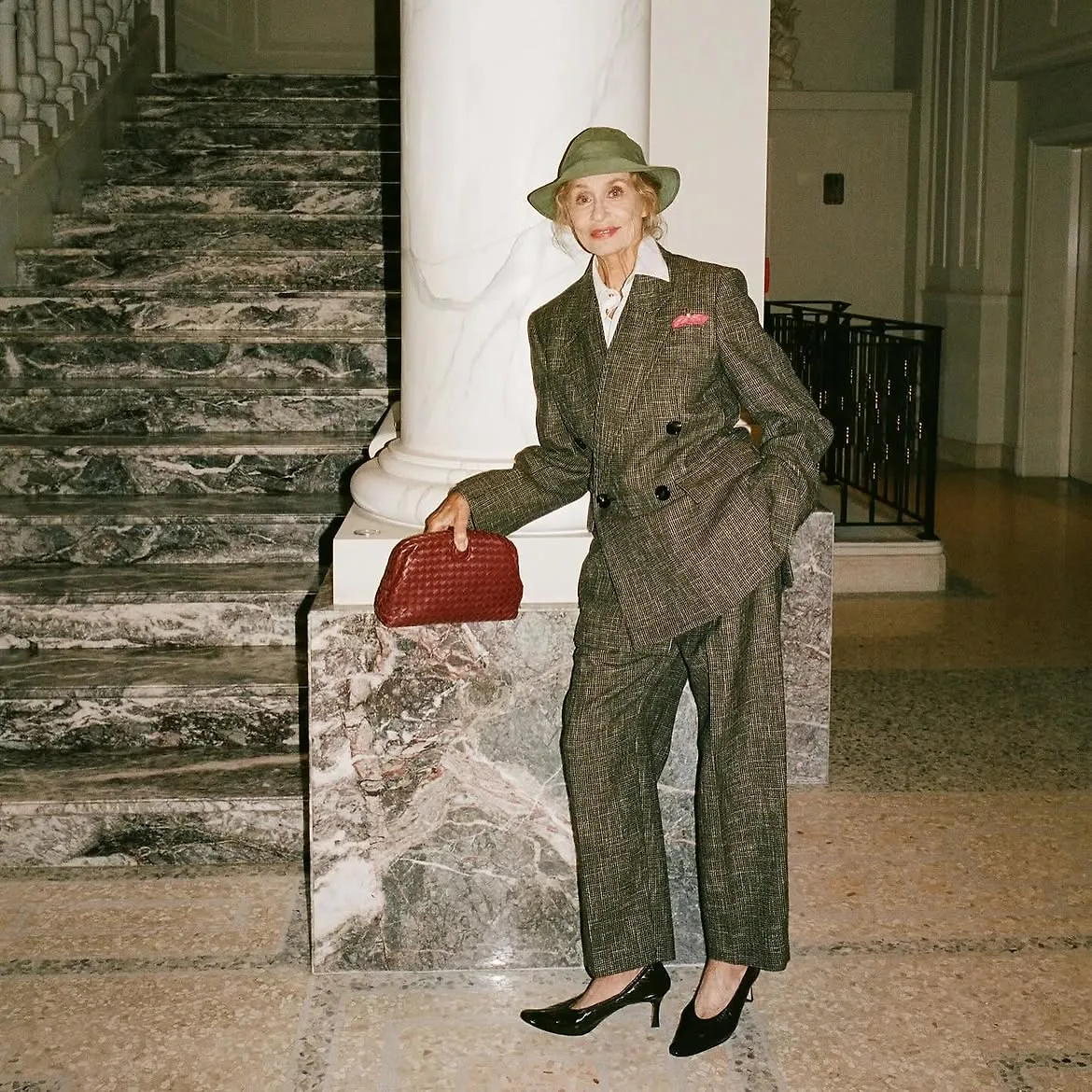 Những chiếc blazer hơi hương menswear chính là những item quen thuộc với bà Lauren Hutton.