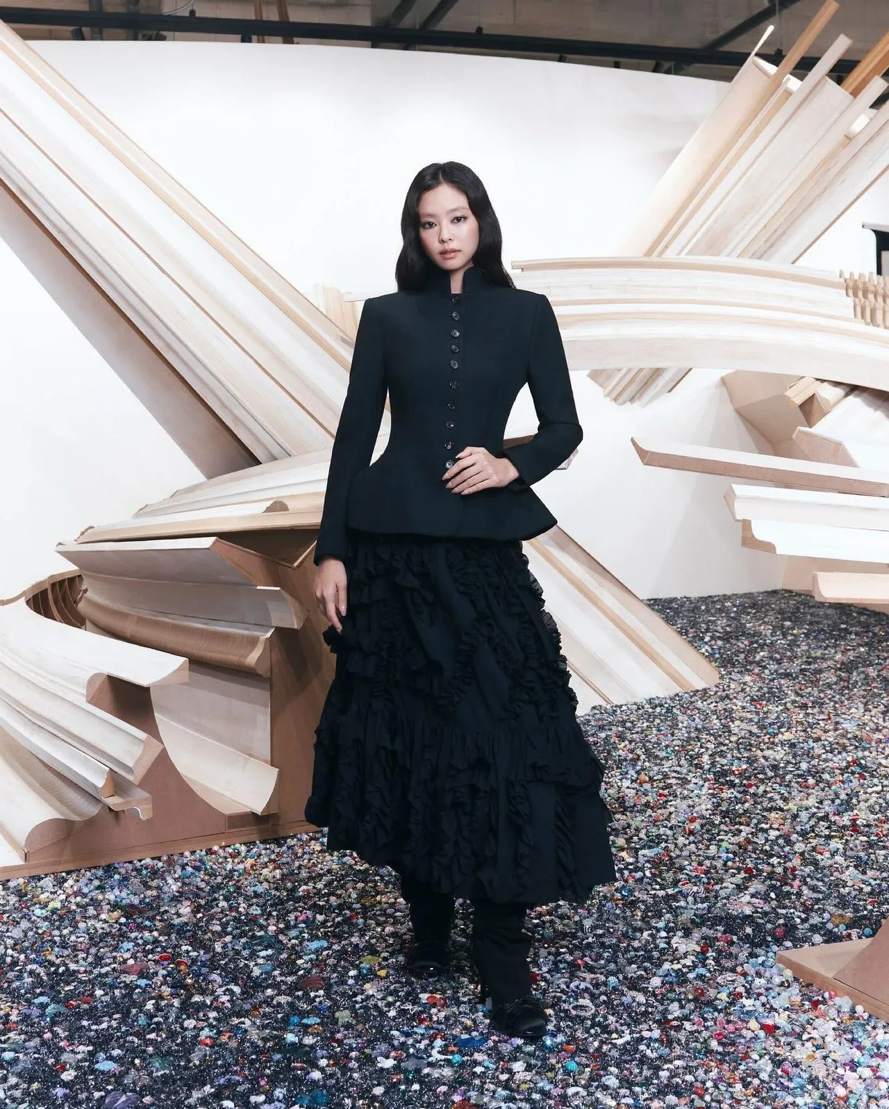 Jennie diện "all-black" trong chuyến thăm cửa hàng Tamburins Haus Nowhere tại Seoul