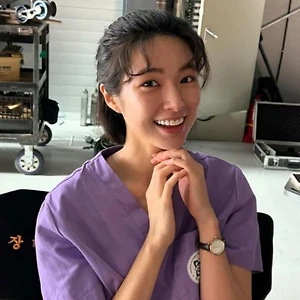 Bóc tách tủ đồ của nữ y tá Shin Ha Young trong “The Trauma Code”