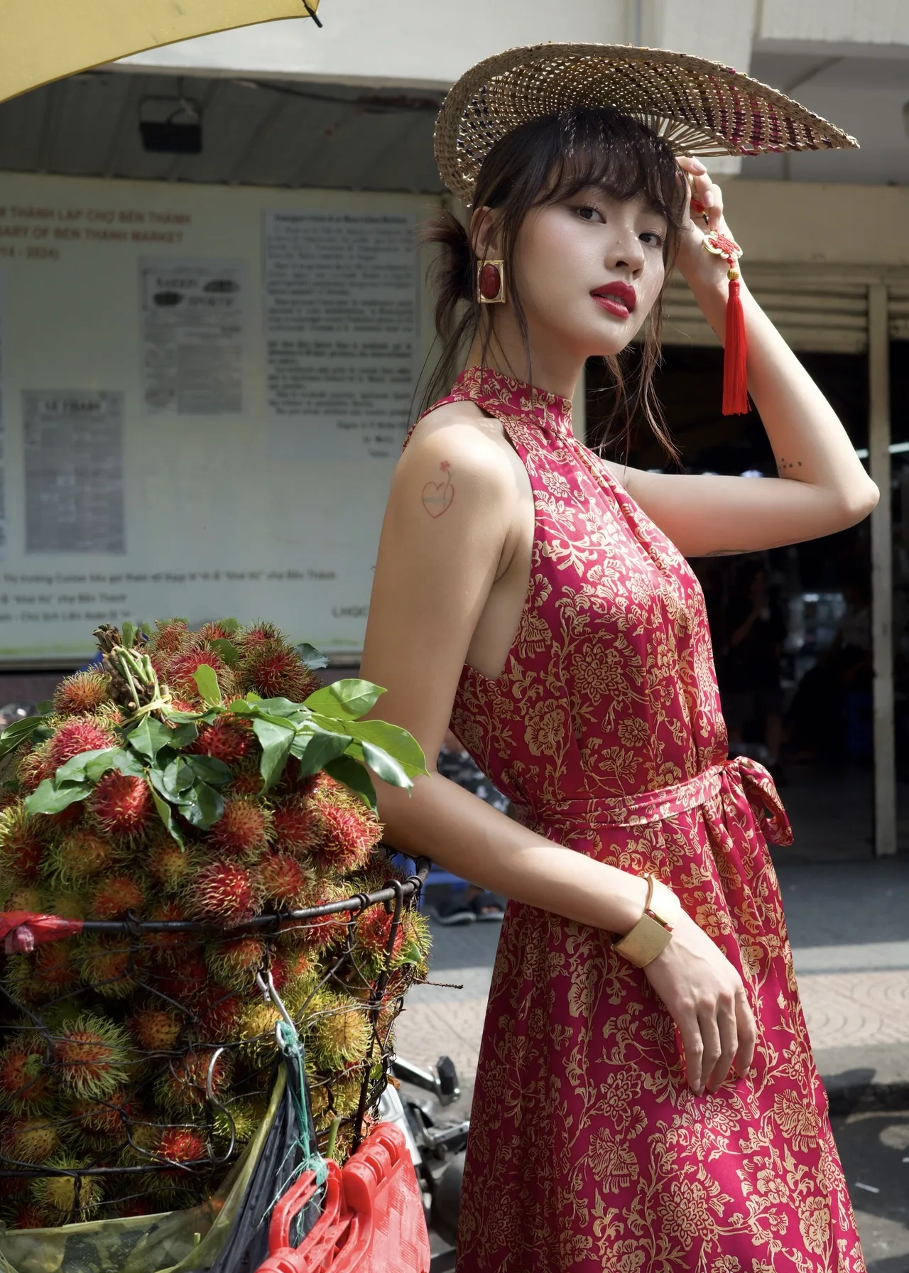 Các họa tiết in đặc trưng của bộ sưu tập: Delta Glow, Crimson Peony, và Goldleaf Palm, tạo nên một mạch thị giác xuyên suốt, lặng lẽ nhưng có chiều sâu.