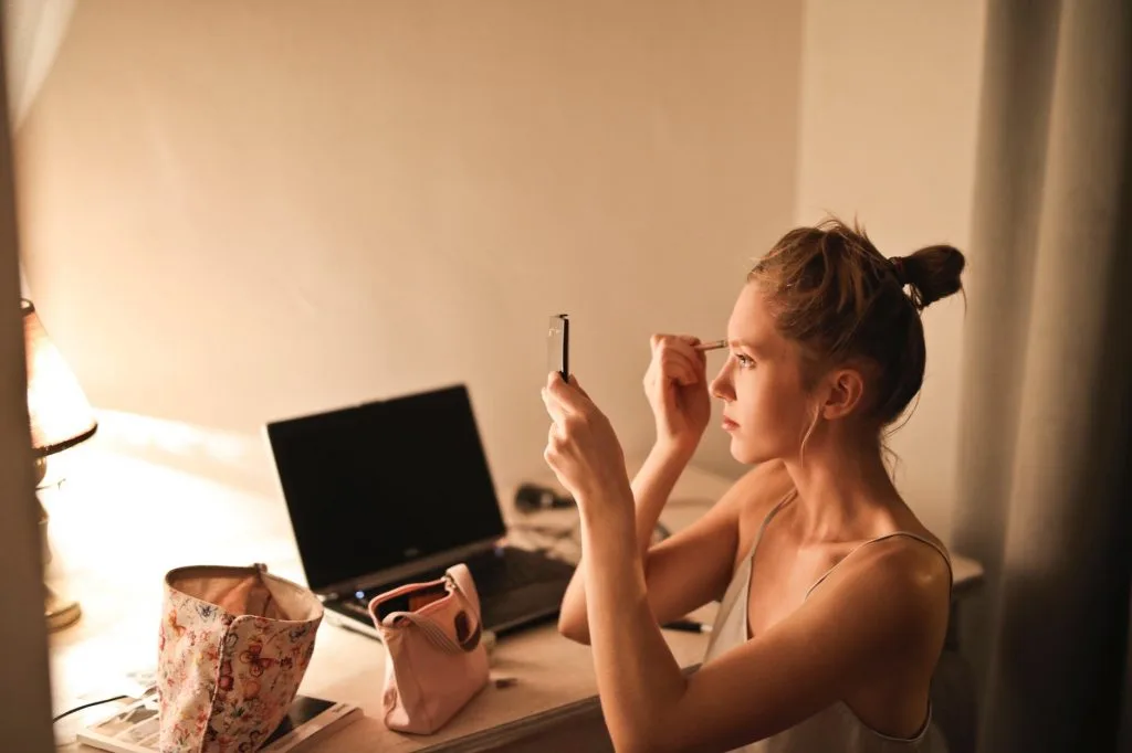 Cách trang điểm-Cô gái đang makeup. Cách trang điểm-Cô gái đang makeup.