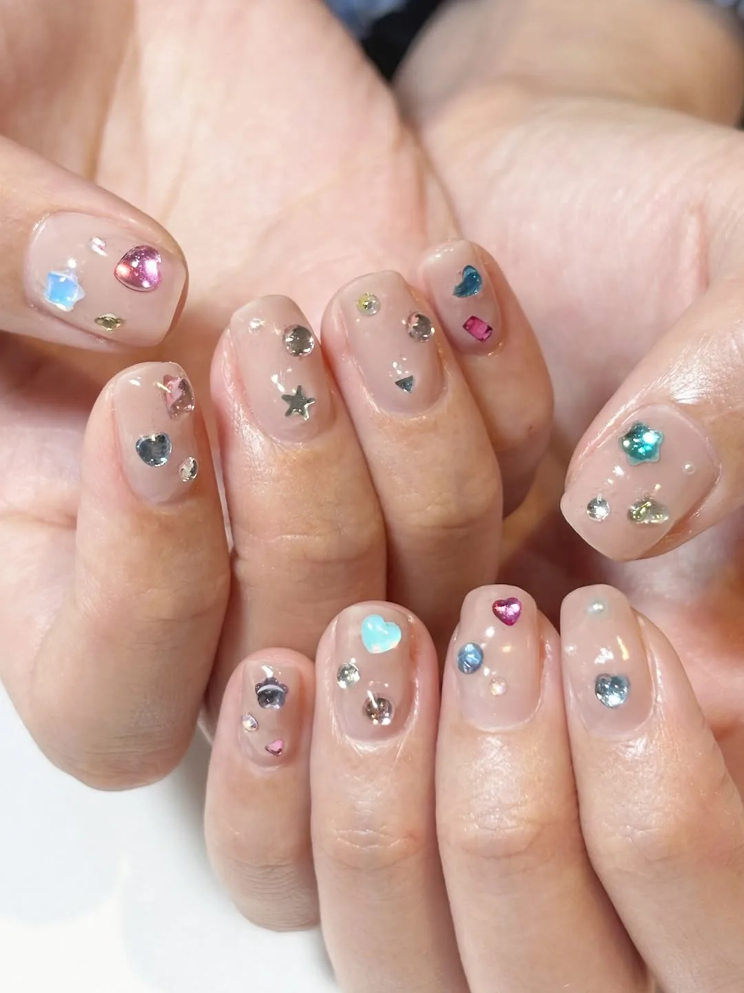 mẫu nail đính đá nhiều màu sắc