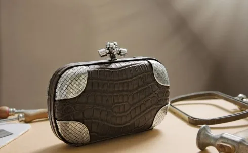 Phiên bản hoàn chỉnh của mẫu clutch cầm tay Knot