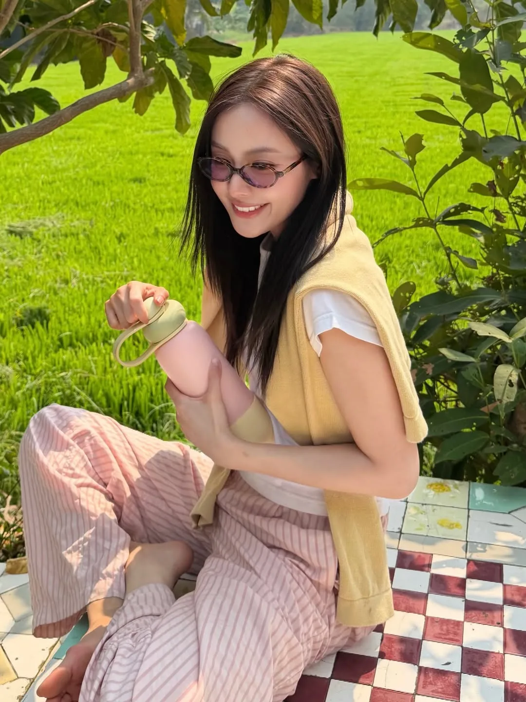 Cô gái thư giãn với sản phẩm thảo dược