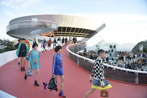 LV thì đem BST Cruise 2017 về Brazil