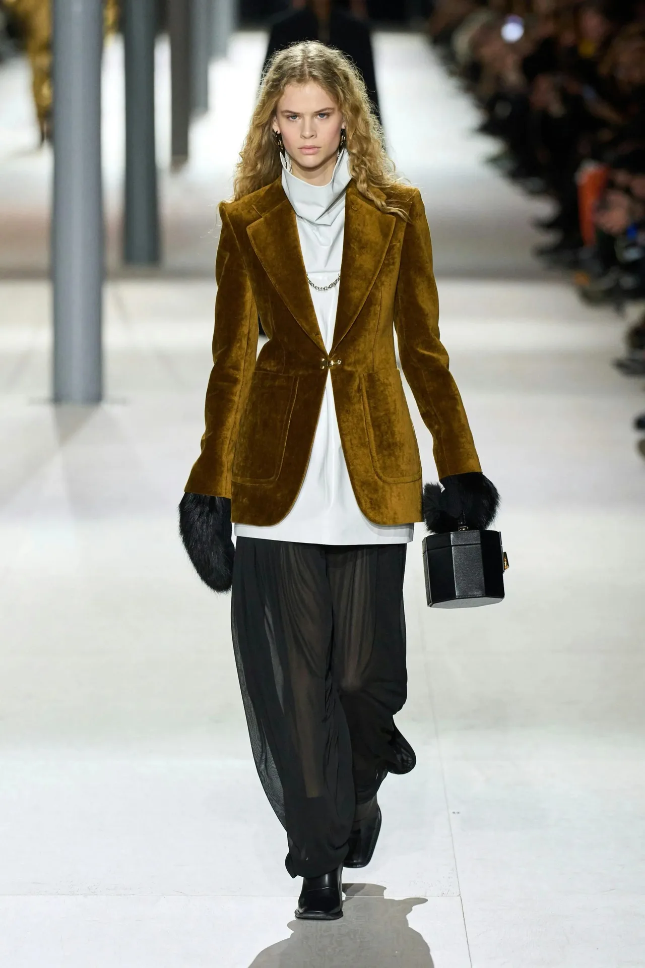 blazer Nhung phối váy voan xuyên thấu
