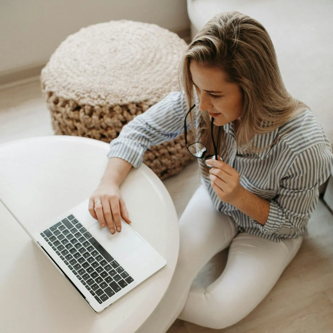 cô gái mặc áo sơ mi sọc liên tục lên mạng tìm kiếm việc làm doom jobbing