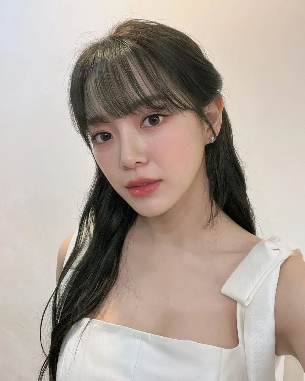 Nếu bạn đang sở hữu tóc xoăn sóng lơi có thể kết hợp cùng tóc mái thưa. Nếu bạn đang sở hữu tóc xoăn sóng lơi có thể kết hợp cùng tóc mái thưa.