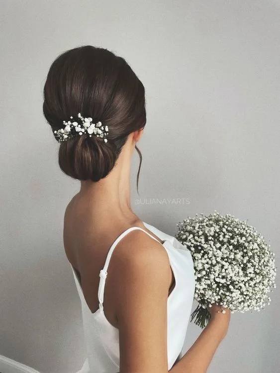 Dù hoa là món phụ kiện dễ tìm nhưng lại tô điểm thêm cho cô dâu vẻ đẹp đơn thuần trong hôn lễ