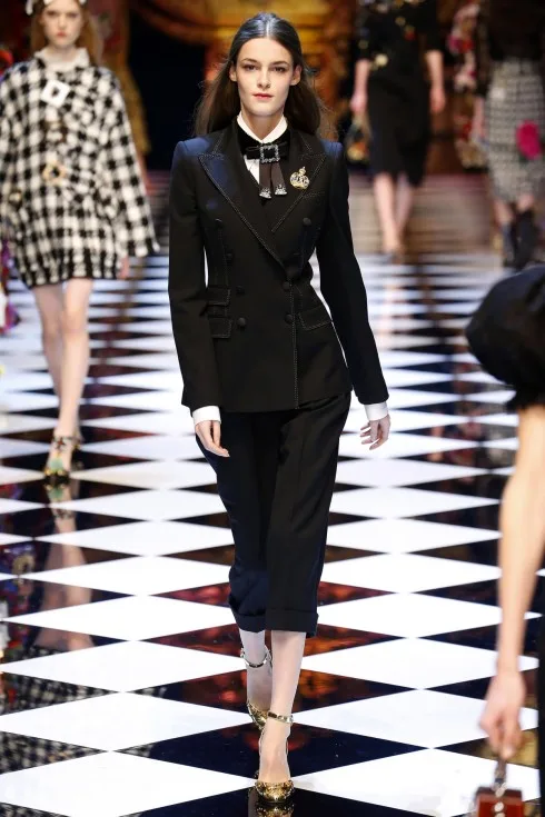 Những thiết kế vày bút chì gợi cảm trong BST của Dolce & Gabbana