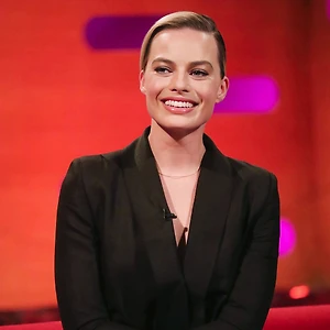 Margot Robbie thổi hồn hiện đại vào lụa Lãnh Mỹ A trong BST của NTK Việt