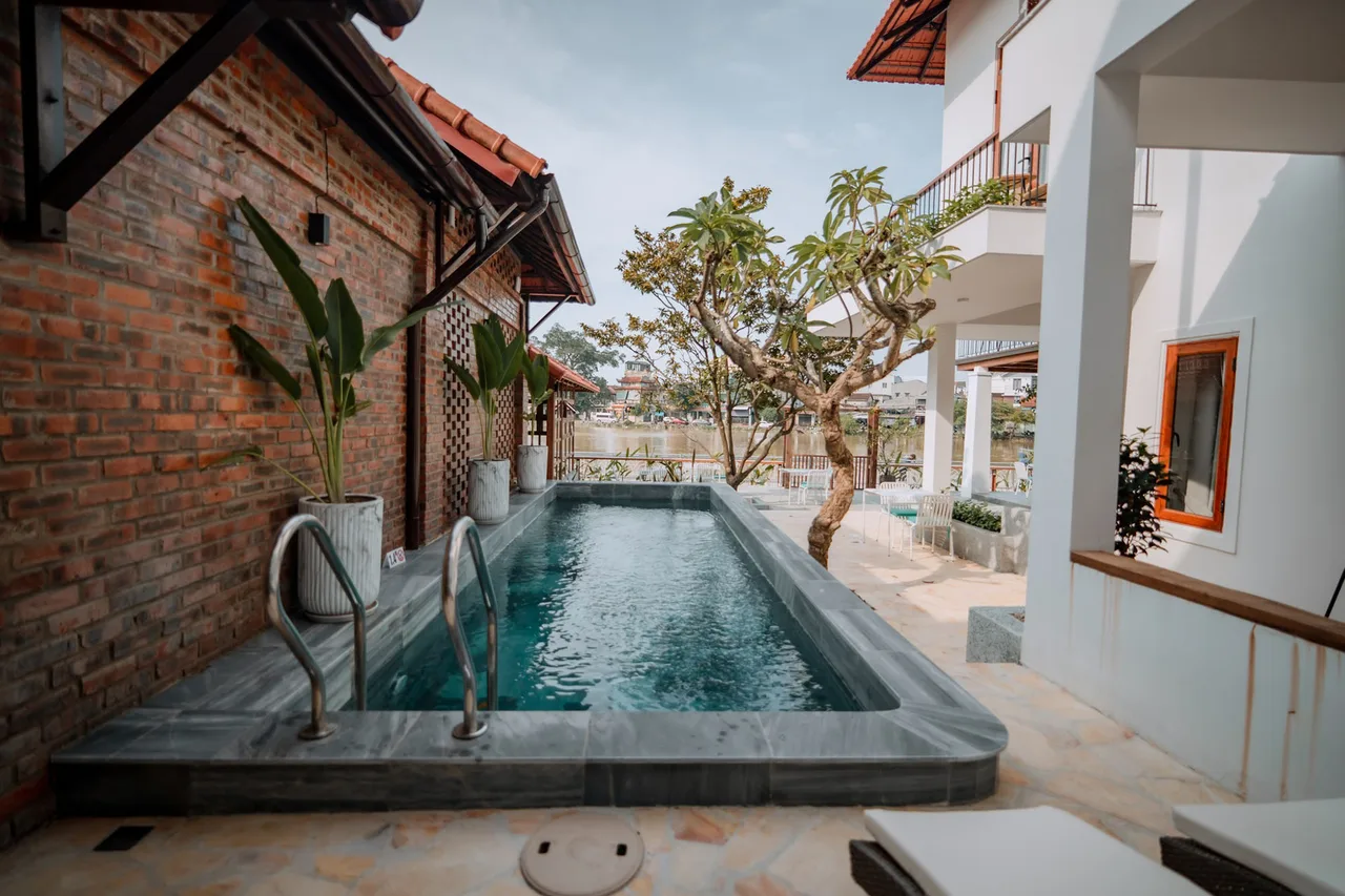 bể bơi ở hue riverside villa