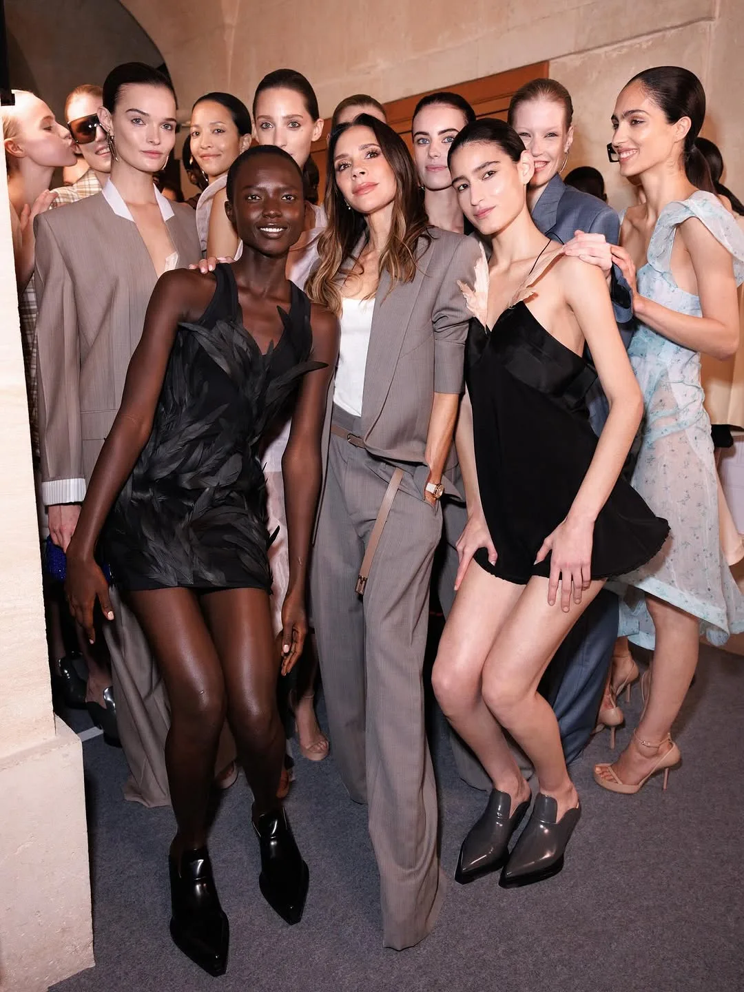 victoriabeckham diện vest xám