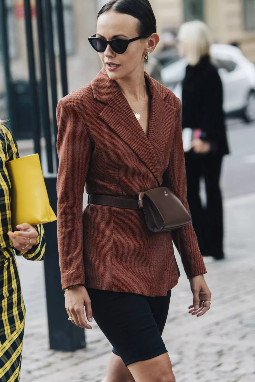 Quần shorts cùng blazer và belt bag