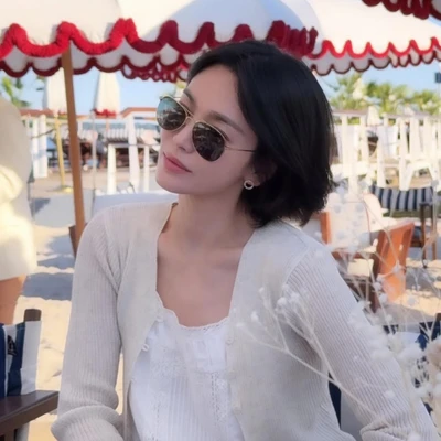 cô gái đeo mắt kính và diện tóc bob