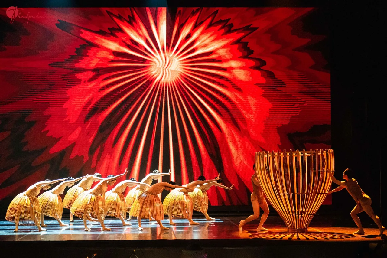 các nghệ sĩ vũ công trình diễn trên sân khấu vở ballet Dó