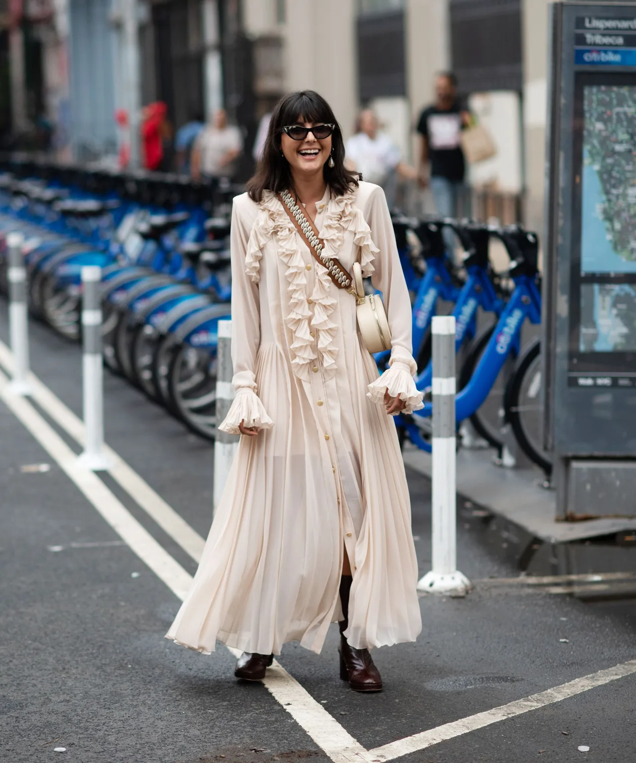 fashionista diện váy đồng cỏ màu beige cùng túi xách đeo chéo và kính mát bản lớn fashionista diện váy đồng cỏ màu beige (màu "nịnh" da) cùng túi xách đeo chéo và kính mát bản lớn