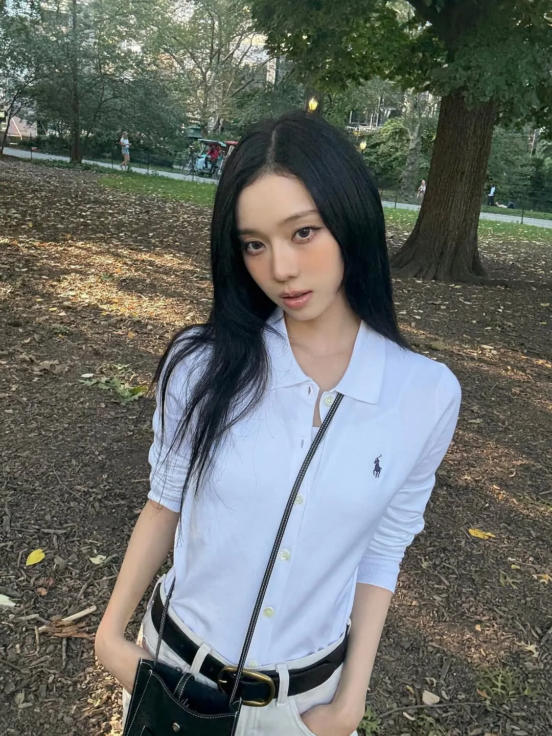 Winter (aespa) diện áo len polo